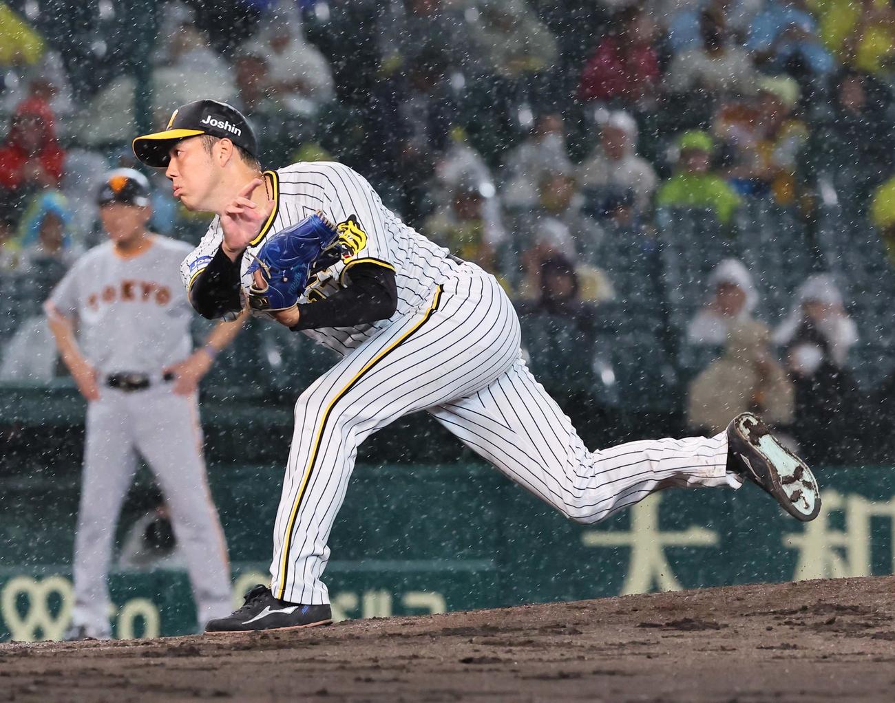 阪神対巨人　雨の中で投球する青柳（撮影・上田博志）