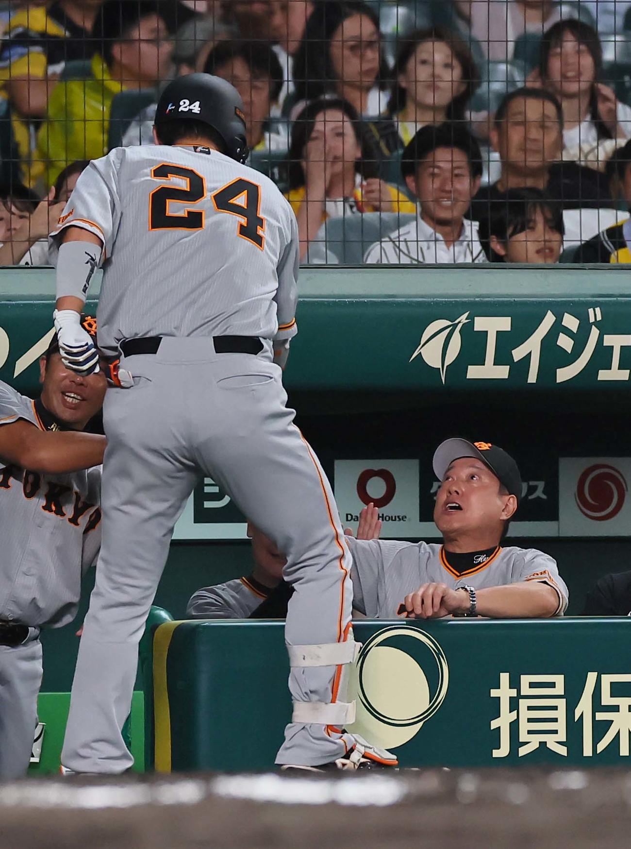 阪神対巨人　6回表巨人2死満塁、原監督（右）は右越え満塁本塁打を放った大城卓を出迎える（撮影・上田博志）
