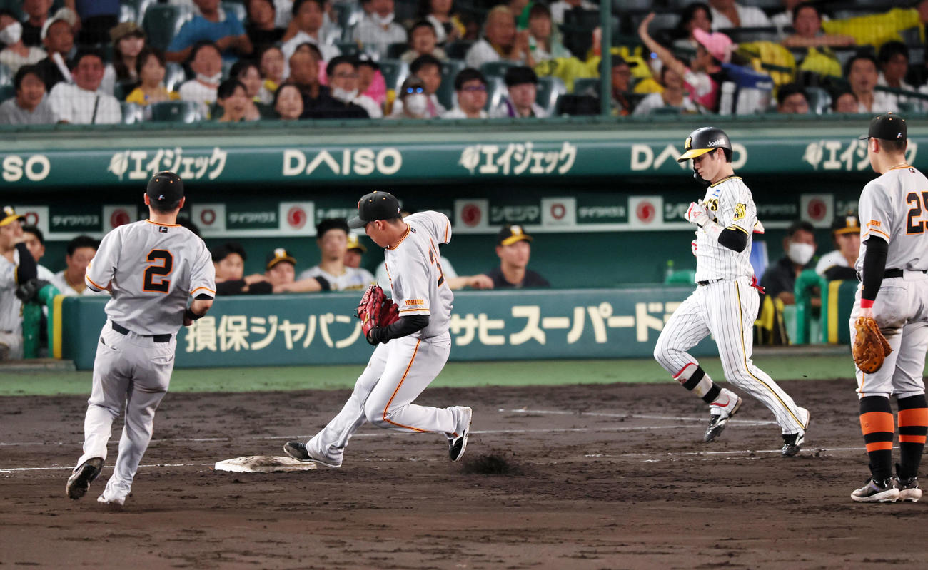 阪神対巨人　8回裏阪神2死、赤星は中野の打球を捕球したが一塁に野手がおらず慌てて自らベースに入る（撮影・加藤哉）