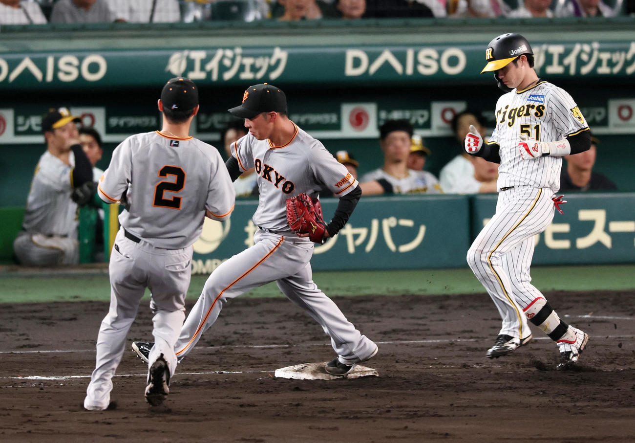 阪神対巨人　8回裏阪神2死、赤星は中野の打球を捕球したが一塁に野手がおらず慌てて自らベースに入る（撮影・加藤哉）