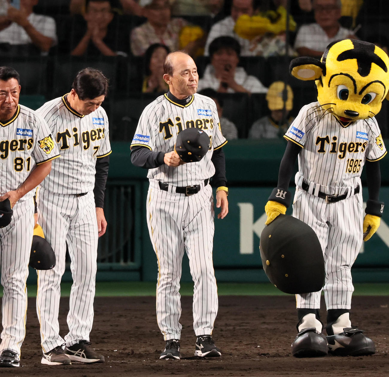 阪神対巨人　巨人に敗れたがスタンドにあいさつする岡田監督と阪神ナイン（撮影・加藤哉）