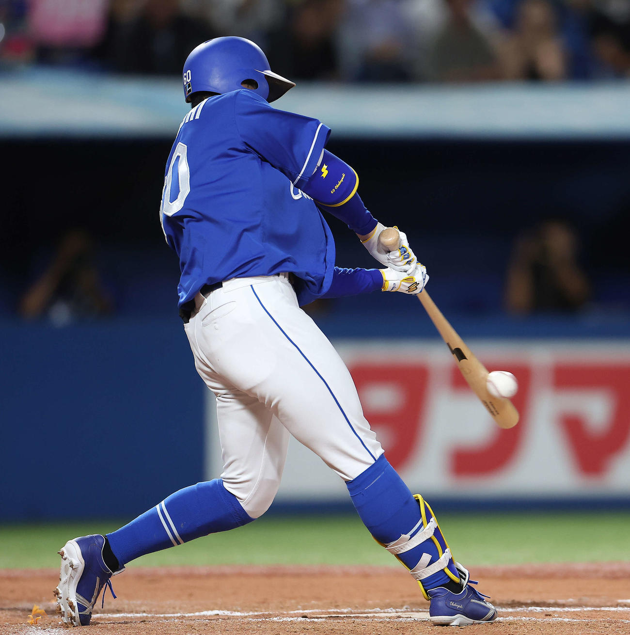 ヤクルト対中日　6回表中日2死満塁、右翼線に逆転3点適時三塁打を放つ岡林（撮影・河田真司）