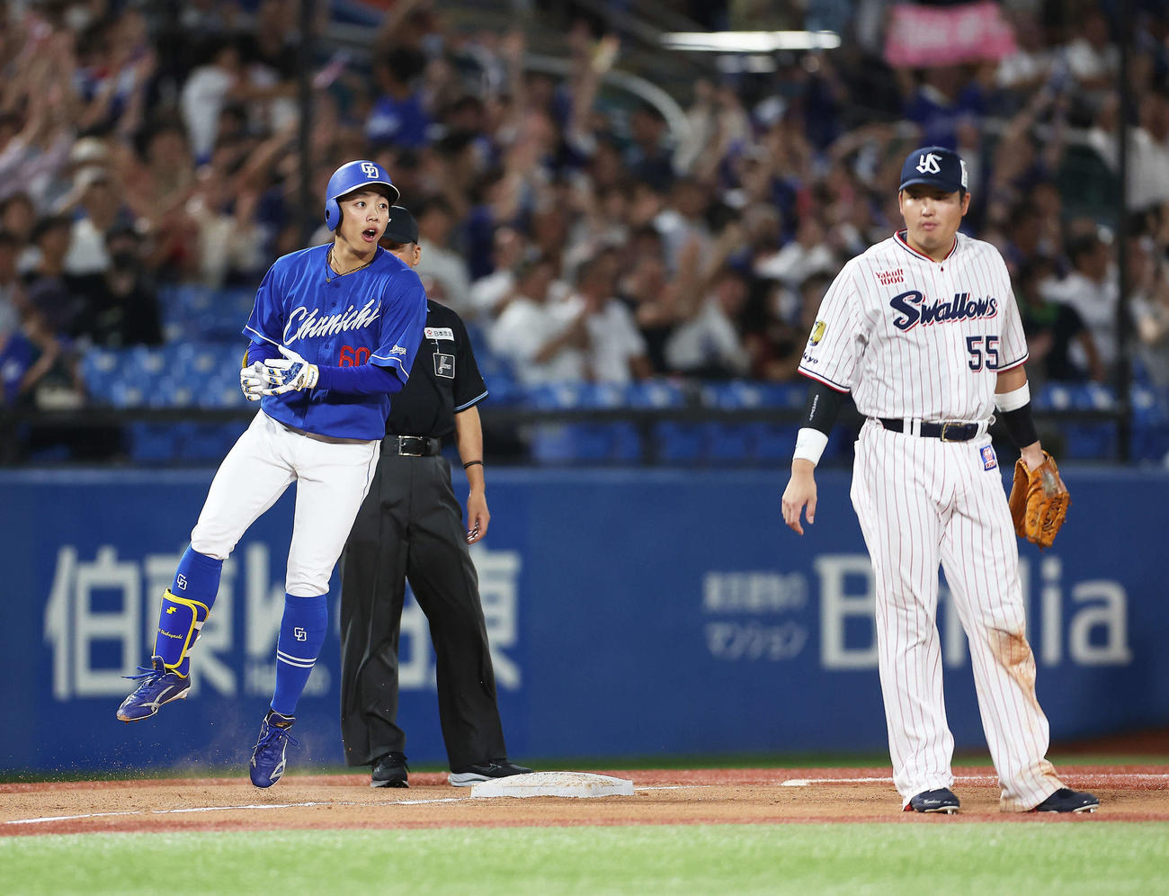 ヤクルト対中日　6回表中日2死満塁、右翼線に逆転3点適時三塁打を放ち出塁する岡林。右は三塁手村上（撮影・河田真司）