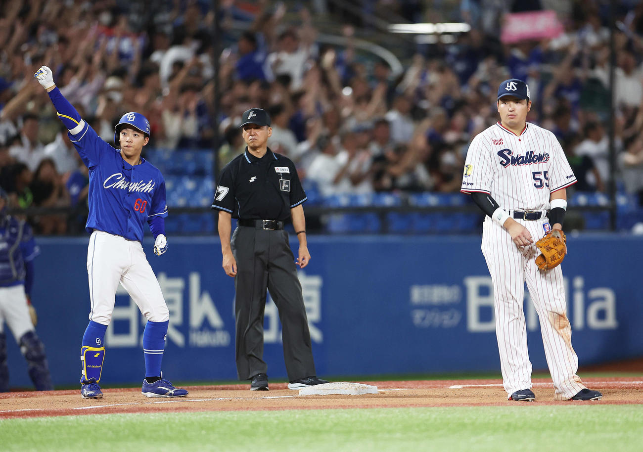 ヤクルト対中日　6回表中日2死満塁、右翼線に逆転3点適時三塁打を放ちガッツポーズする岡林。右は三塁手村上（撮影・河田真司）