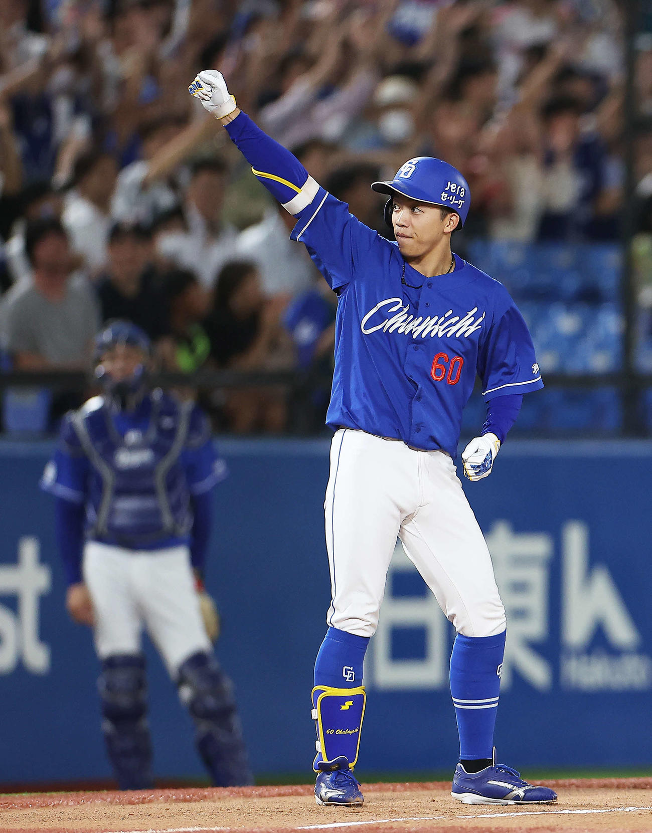 ヤクルト対中日　6回表中日2死満塁、右翼線に逆転3点適時三塁打を放ちガッツポーズする岡林（撮影・河田真司）