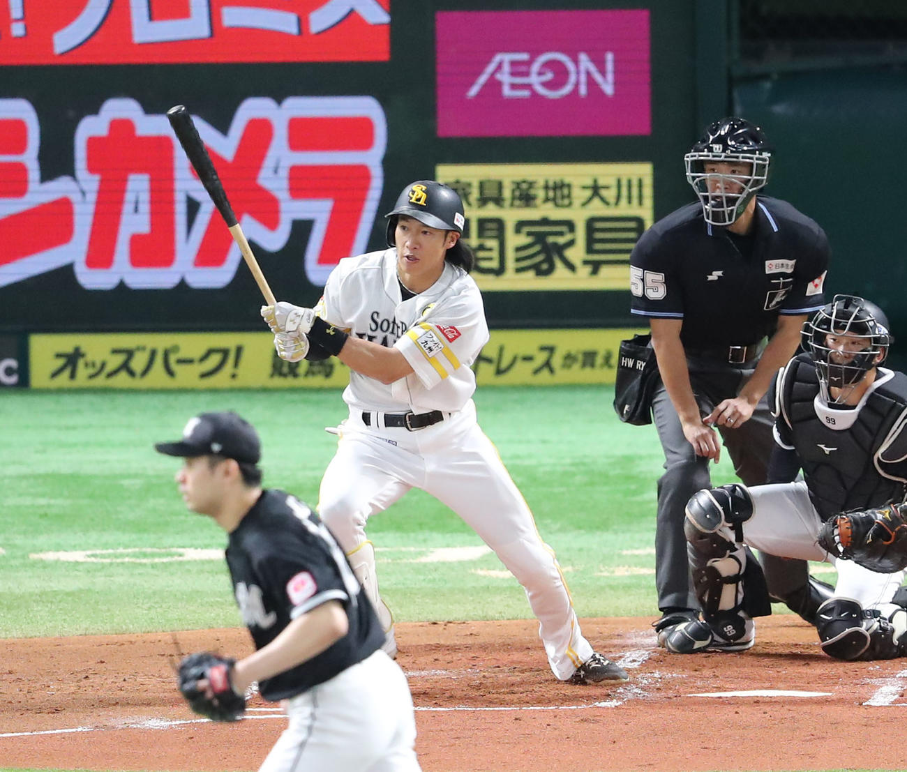 ソフトバンク対ロッテ　1回裏ソフトバンク無死一、二塁、柳田は右翼線に適時打を放つ（撮影・梅根麻紀）