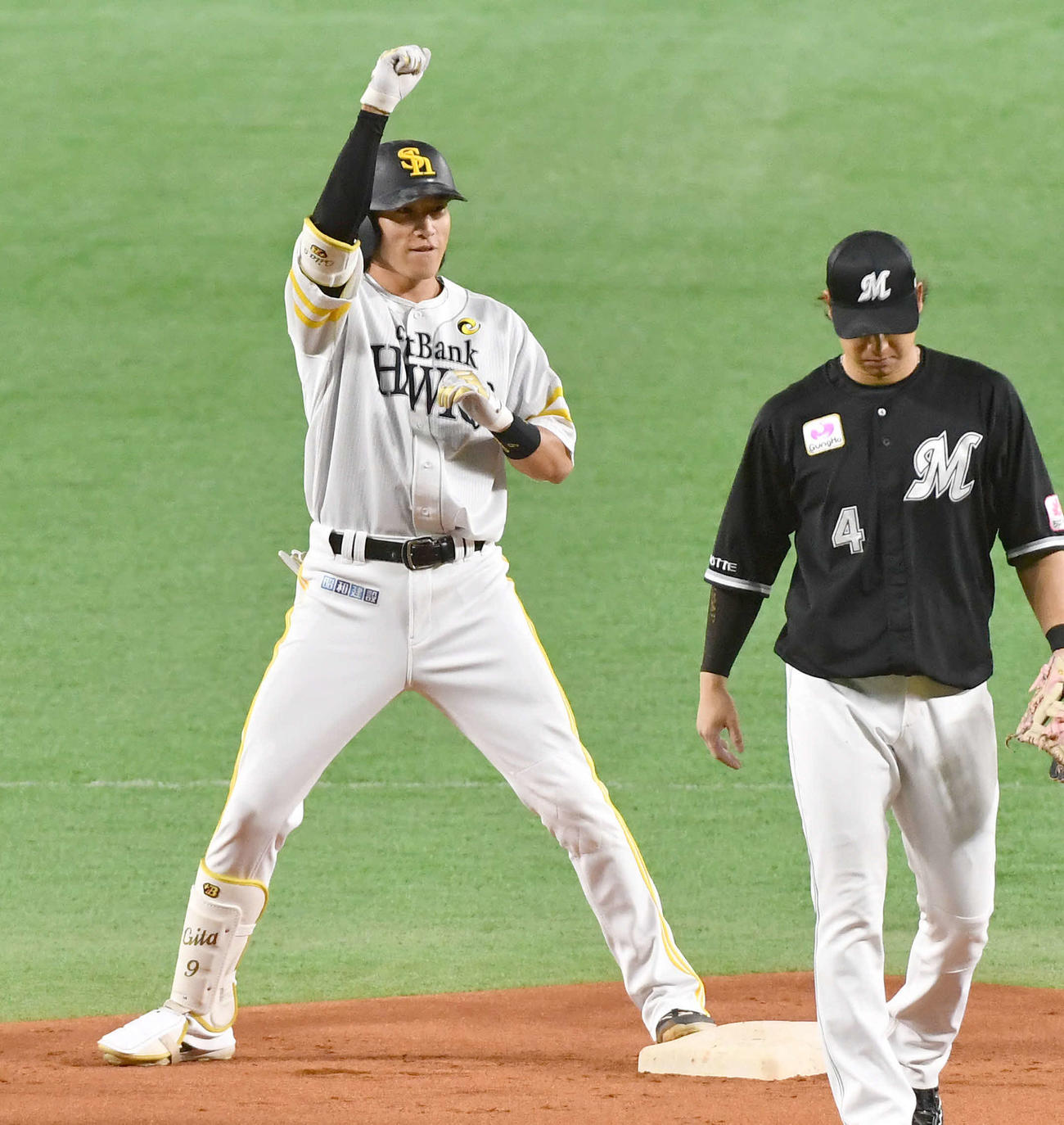 ソフトバンク対ロッテ　1回裏ソフトバンク無死一、二塁、同点の右前適時打を放ち、ベンチに向かってガッツポーズする柳田（撮影・岩下翔太）
