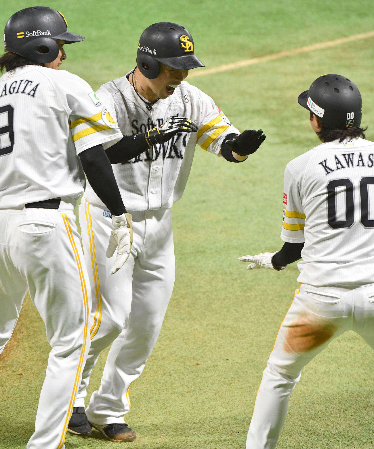 ソフトバンク対ロッテ　1回裏ソフトバンク無死二、三塁、勝ち越しの右越え3点本塁打を放った近藤（中央）は、柳田（左）、川瀬と笑顔でタッチを交わす（撮影・岩下翔太）