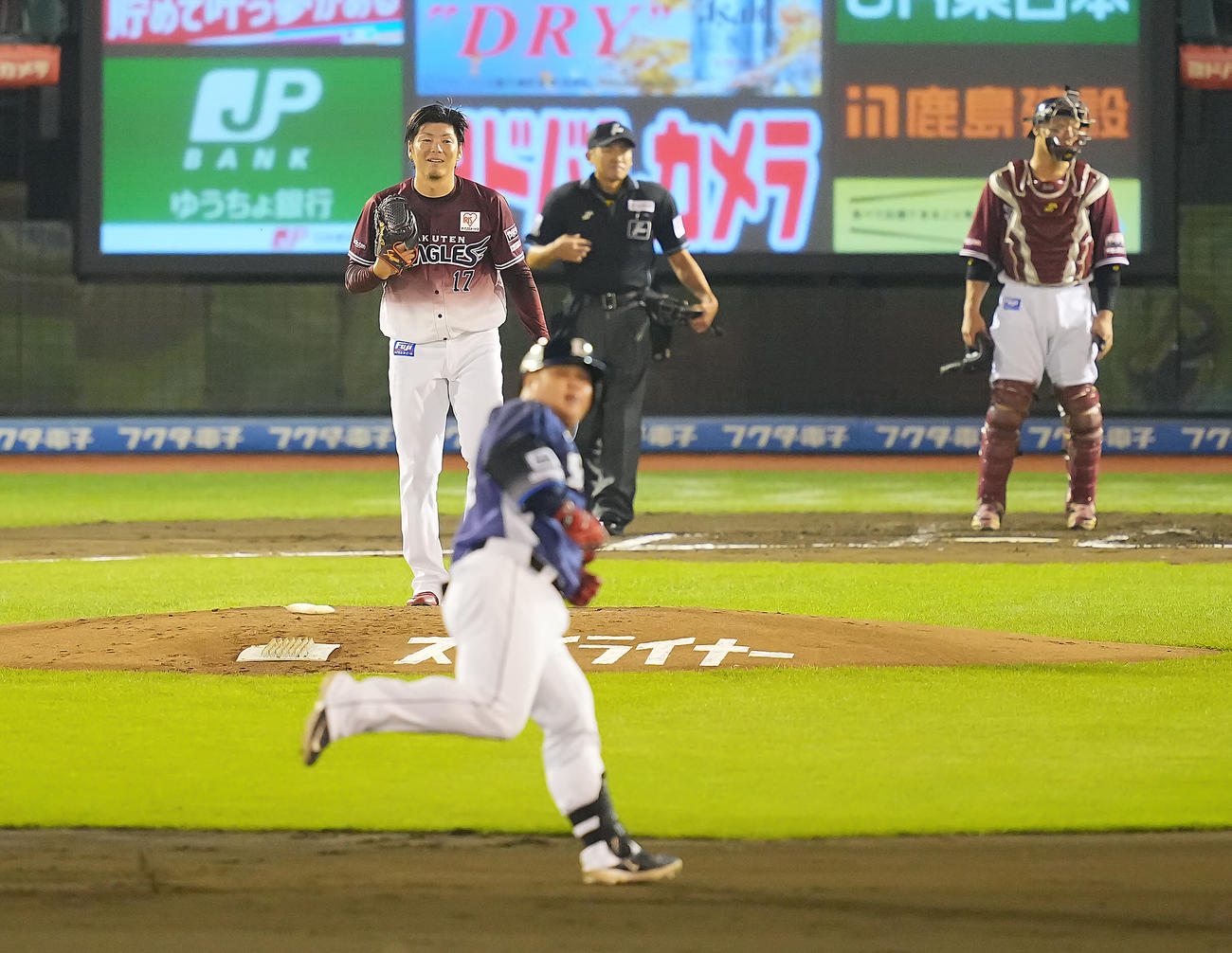 楽天対西武　2回表西武2死一塁、渡部（手前）に先制の2点本塁打を浴び苦笑いの塩見（撮影・垰建太）