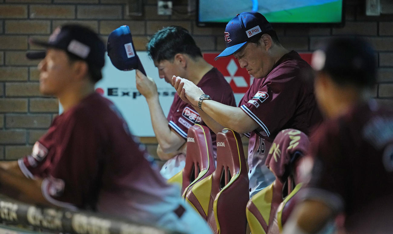 楽天対西武　8回、西武先発の今井の前に得点が奪えずベンチでうつむきながら手をたたきナインを鼓舞する楽天石井監督（中央）（撮影・垰建太）