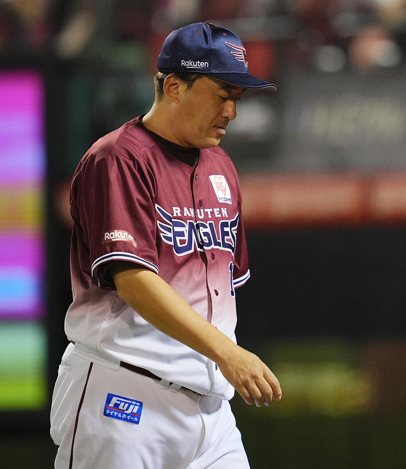 楽天対西武　9回表、投手交代を告げうつむきながら引き揚げる楽天石井監督（撮影・垰建太）
