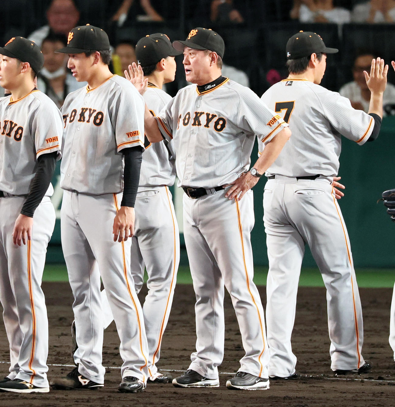 阪神対巨人　阪神に勝利しナインをタッチで迎える原監督（撮影・加藤哉）
