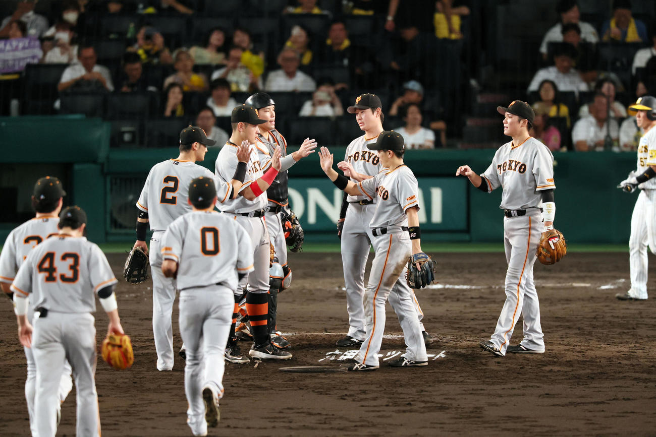 阪神対巨人　阪神に勝利しマウンドでタッチする巨人ナイン（撮影・加藤哉）