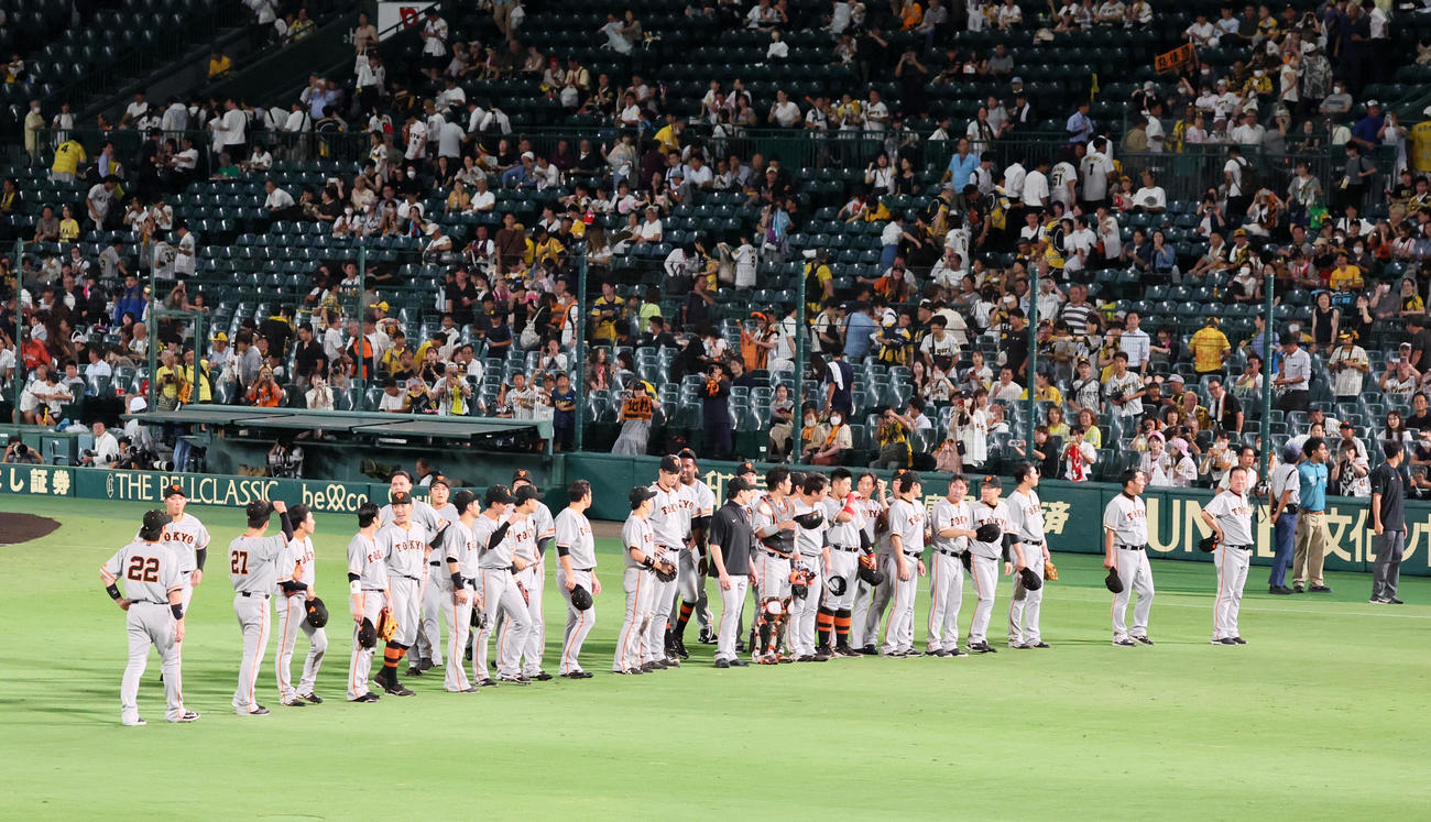 阪神対巨人　今季甲子園での最終戦を終えスタンドにあいさつする巨人ナイン（撮影・加藤哉）