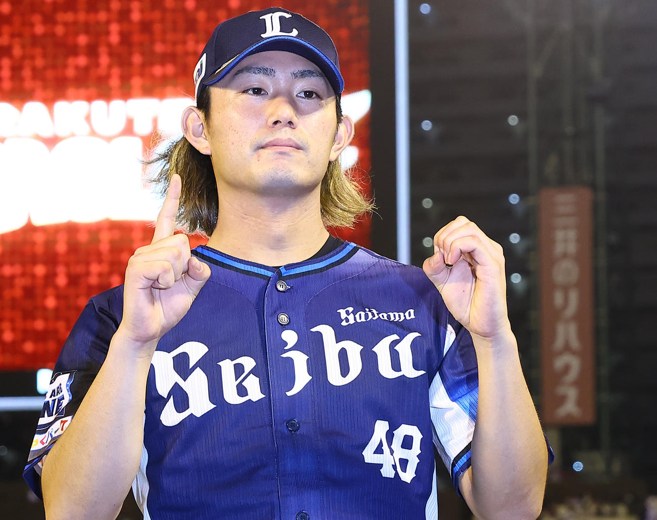 楽天対西武　楽天に勝利し10勝目を挙げた西武今井は両手で「10」をつくり写真に納まる（撮影・垰建太）
