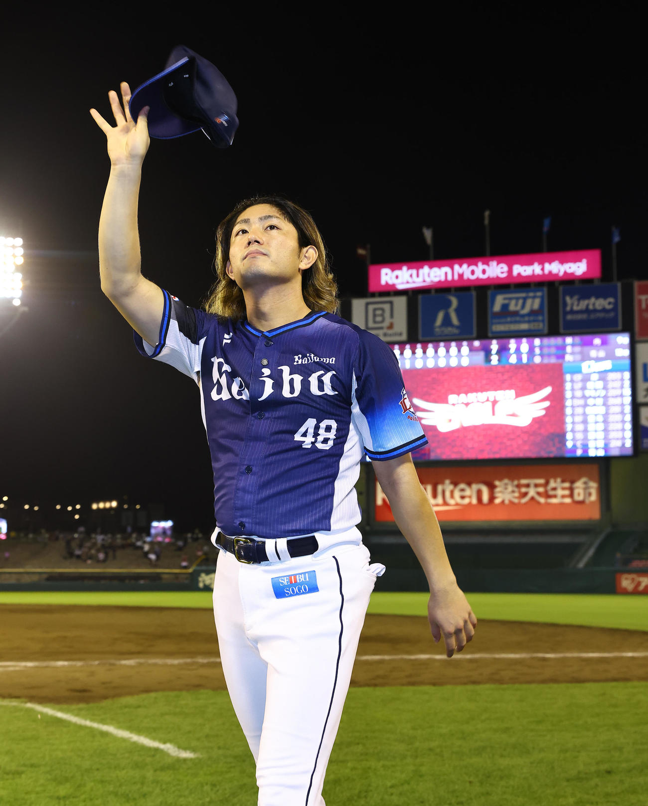 楽天対西武　楽天に勝利し10勝目を挙げた西武今井はスタンドに手を振る（撮影・垰建太）