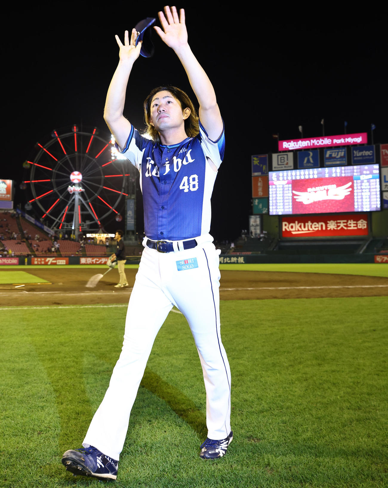 楽天対西武　楽天に勝利し10勝目を挙げた西武今井はスタンドに手を振る（撮影・垰建太）