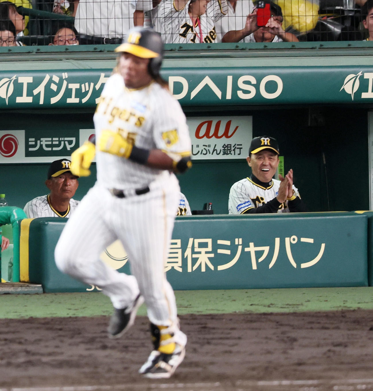 阪神対巨人　9回裏阪神無死、代打ミエセスの中越えソロ本塁打に笑顔を見せる岡田監督（撮影・加藤哉）