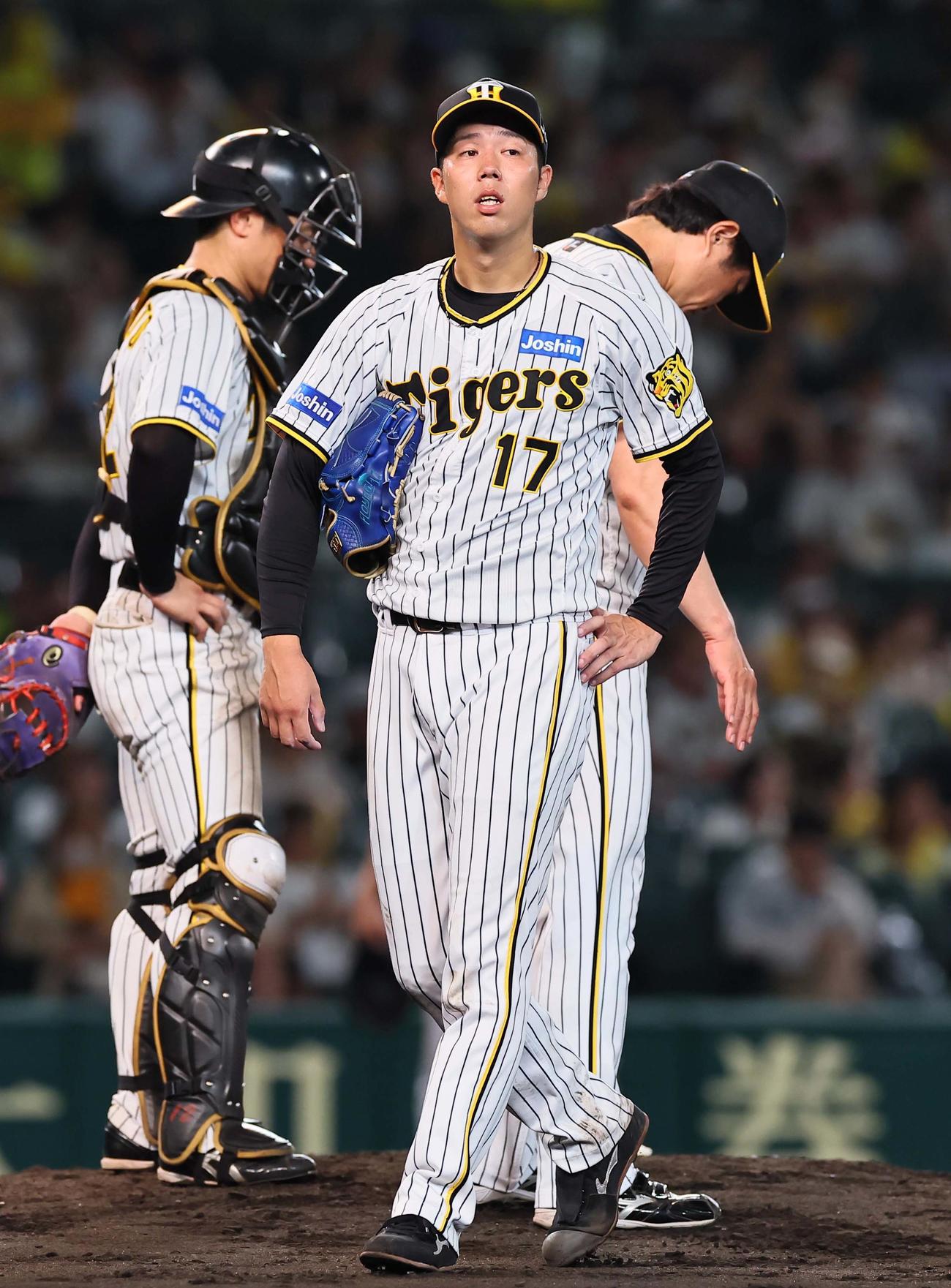 阪神対巨人　6回途中5失点で降板する青柳（撮影・上田博志）