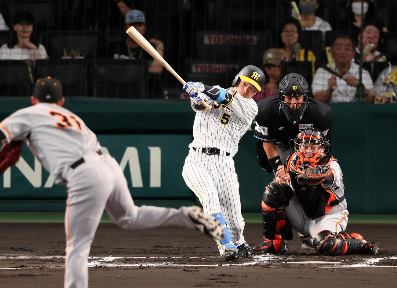 阪神対巨人　1回裏阪神無死、近本は右前打を放つ。投手は赤星（撮影・加藤哉）