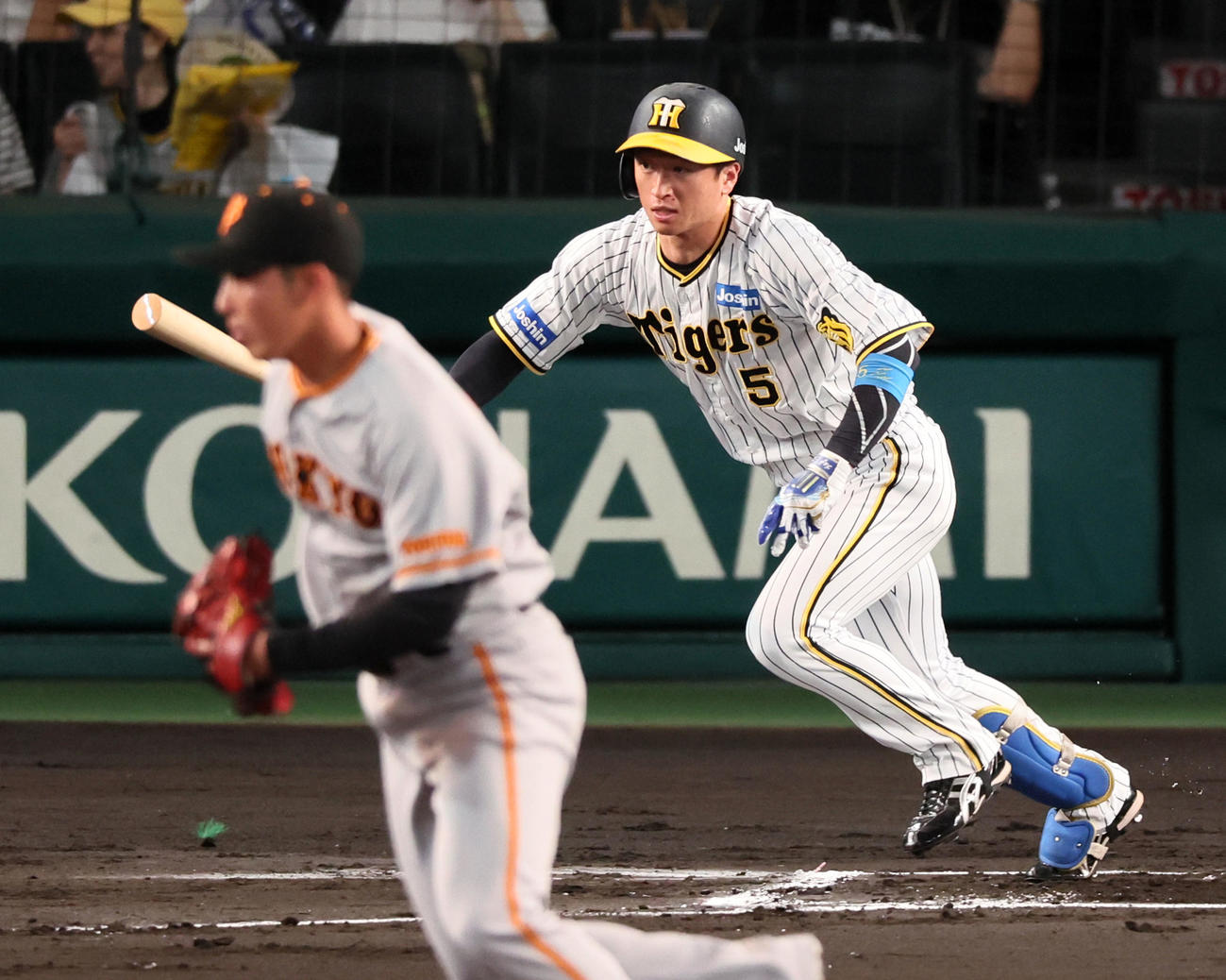 阪神対巨人　1回裏阪神無死、近本は右前打を放つ。投手は赤星（撮影・加藤哉）