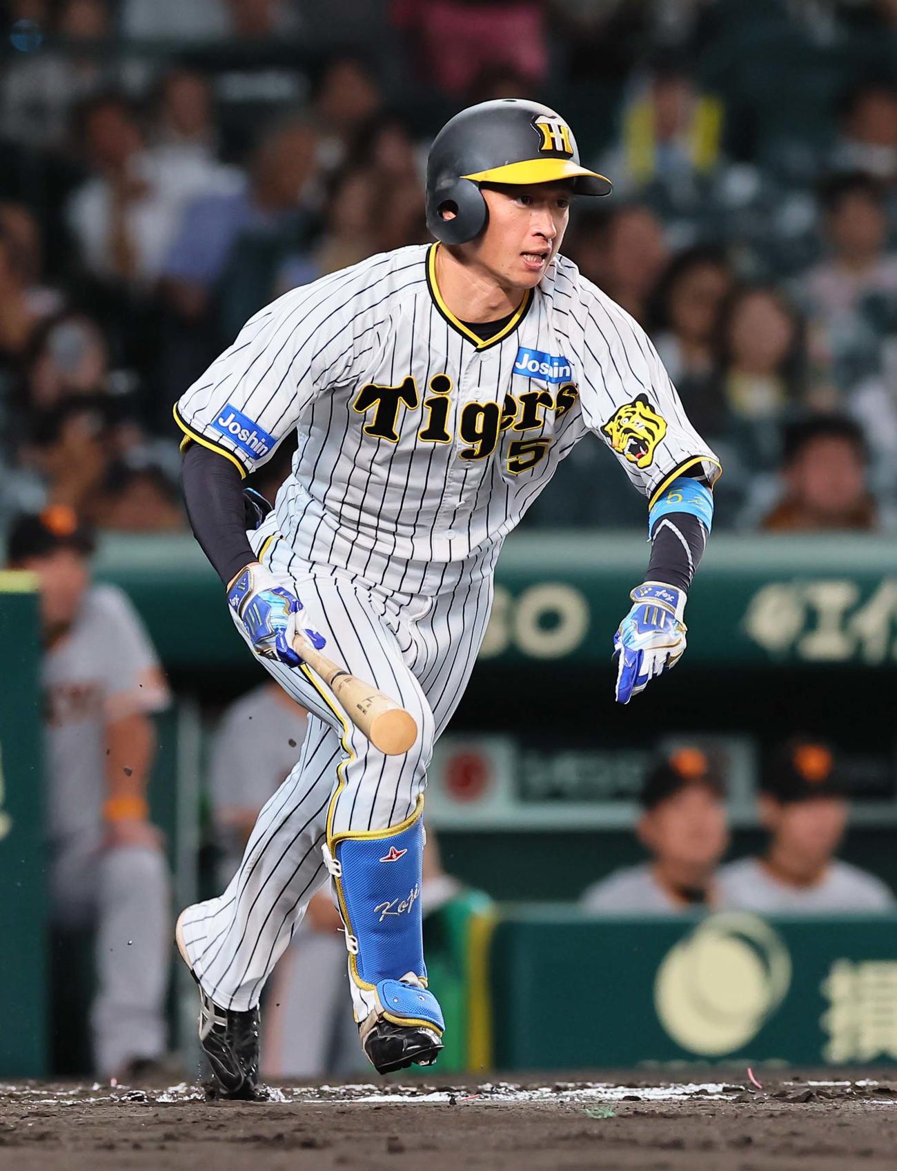 阪神対巨人　1回裏阪神無死、近本は右前打を放つ（撮影・上田博志）