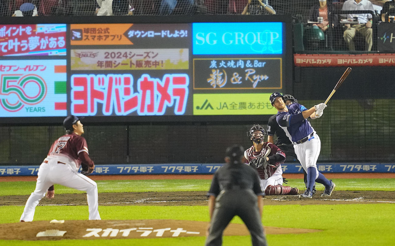 楽天対西武　3回表西武1死一塁、2点本塁打を放つマキノン。投手塩見（撮影・垰建太）
