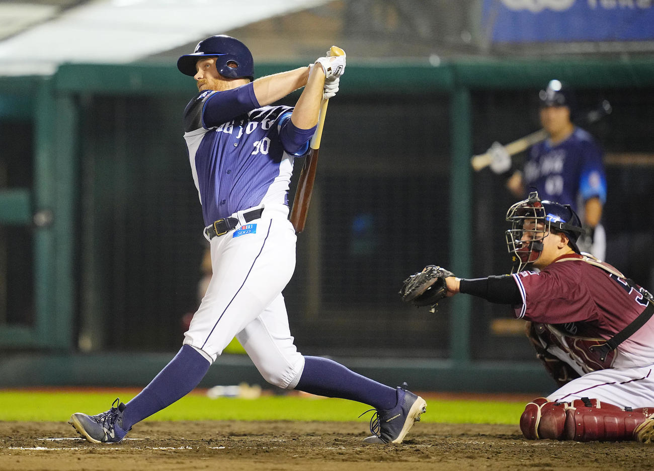 楽天対西武　5回表西武1死一、二塁、左越え3点本塁打を放つマキノン（撮影・垰建太）