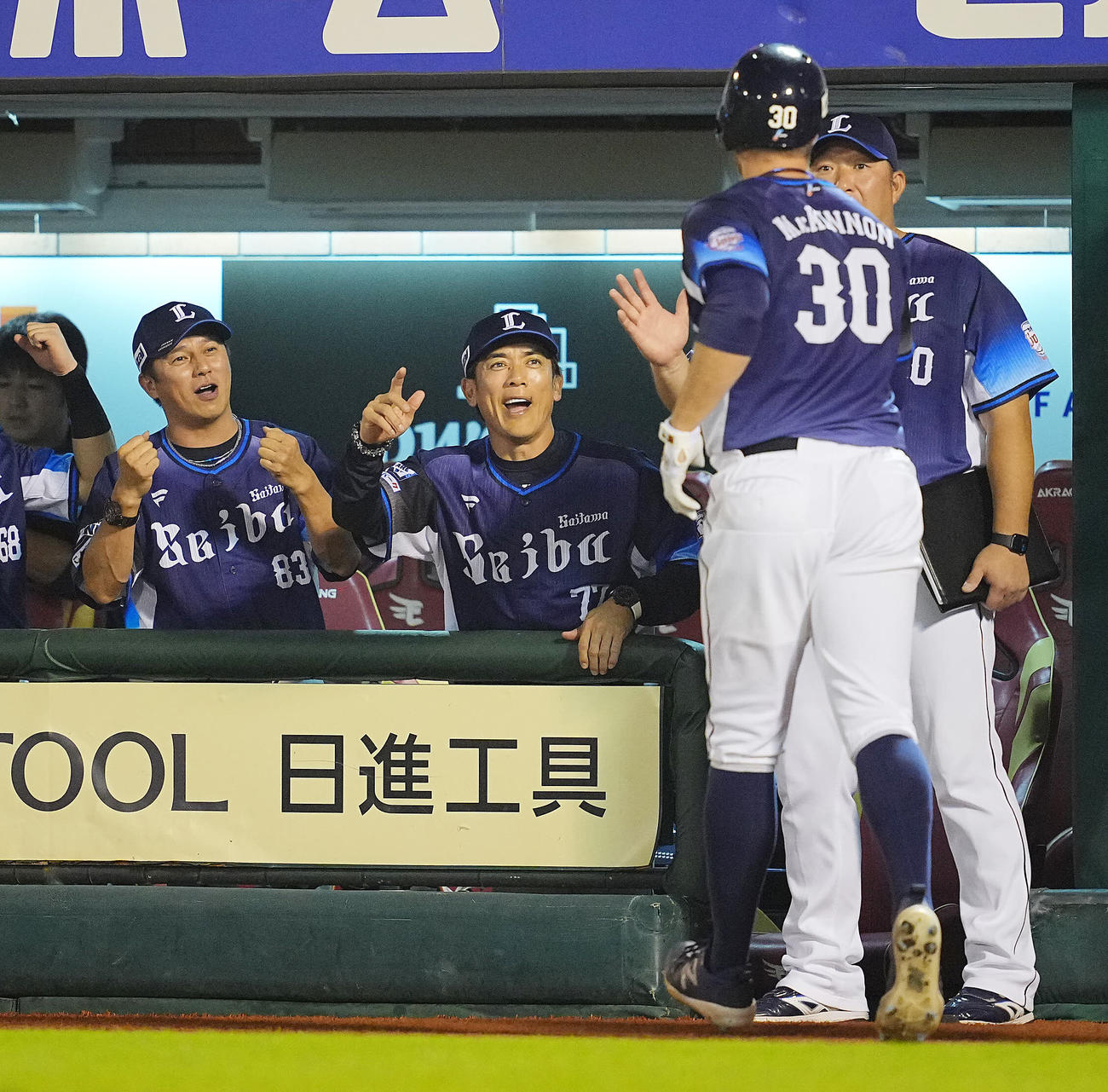 楽天対西武　5回表西武1死一、二塁、この日2本目となる3点本塁打を放ったマキノン（右）を笑顔で出迎える松井監督（中央）（撮影・垰建太）