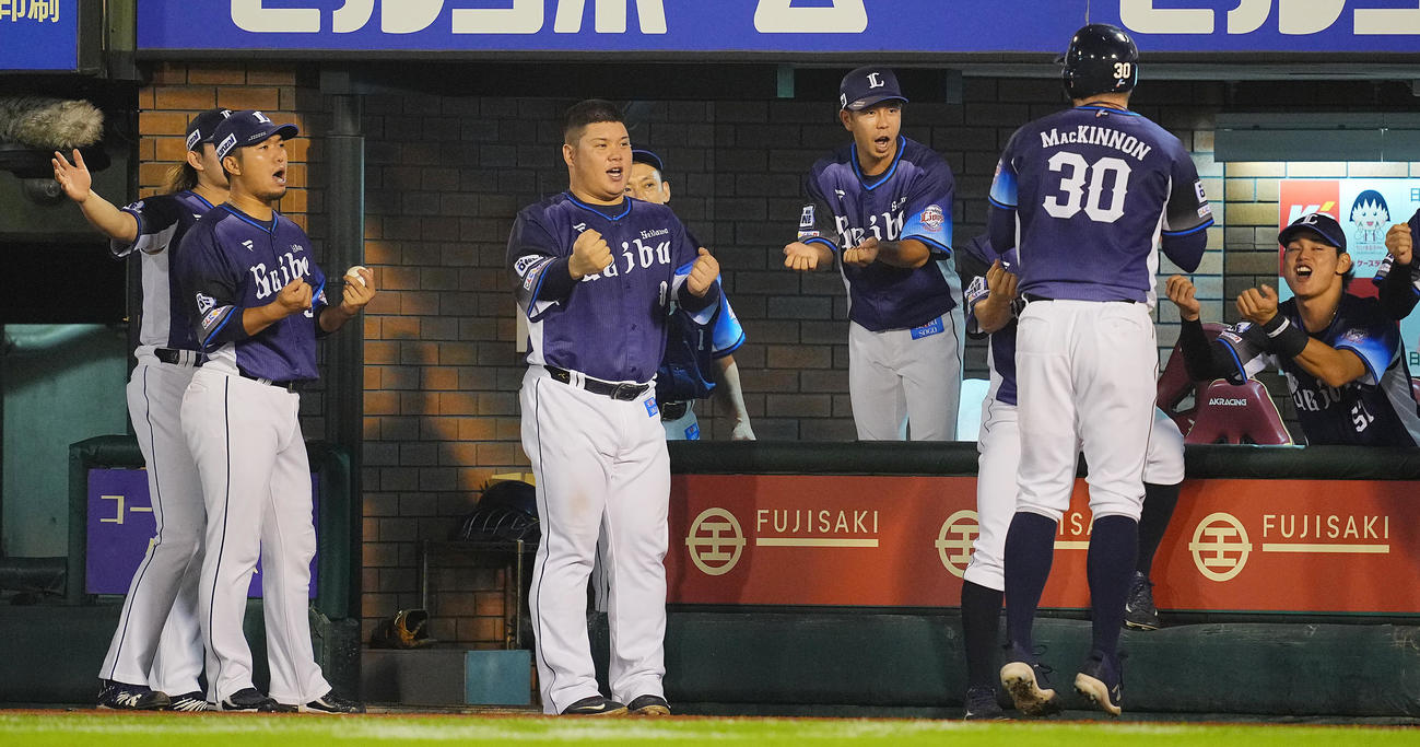 楽天対西武　5回表西武1死一、二塁、この日2本目となる3点本塁打を放ったマキノン（30番）を笑顔で出迎える渡部（中央左）らナイン（撮影・垰建太）