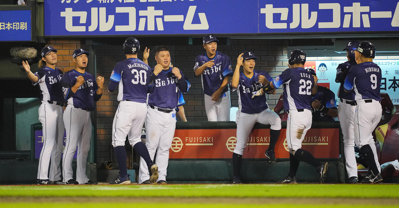 楽天対西武　5回表西武1死一、二塁、この日2本目となる3点本塁打を放ったマキノン（30番）を笑顔で出迎える渡部（中央左）、今井（左端）らナイン（撮影・垰建太）