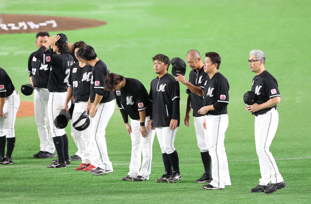 ソフトバンク対ロッテ　福岡ペイペイドームでの最終戦を終えスタンドのファンにあいさつするロッテナイン（撮影・梅根麻紀）