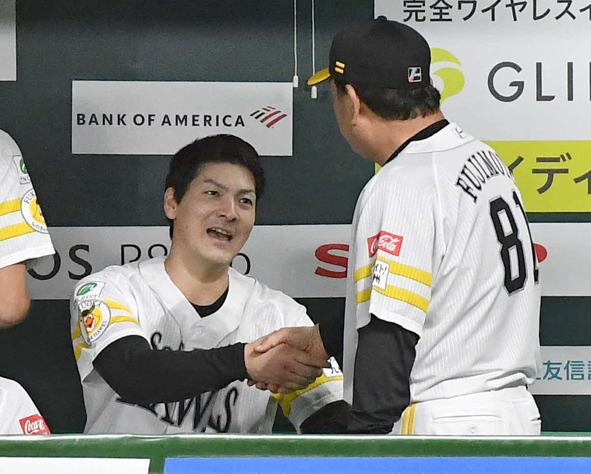 ソフトバンク対ロッテ　7回表を終え、藤本監督（右）と笑顔で握手を交わす有原（撮影・岩下翔太）