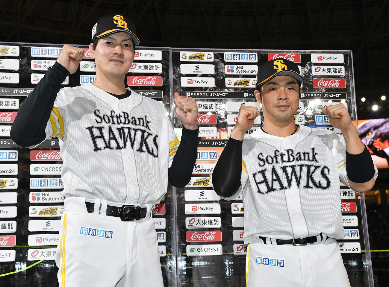 ソフトバンク対ロッテ　ロッテに勝利し、お立ち台でガッツポーズする有原（左）と近藤（撮影・岩下翔太）