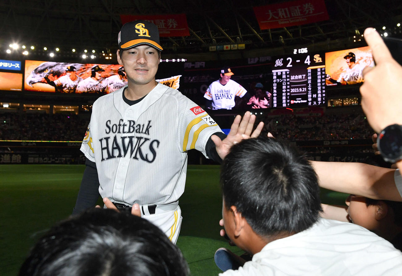 ソフトバンク対ロッテ　ロッテに勝利し、ファンとタッチを交わす有原（撮影・岩下翔太）