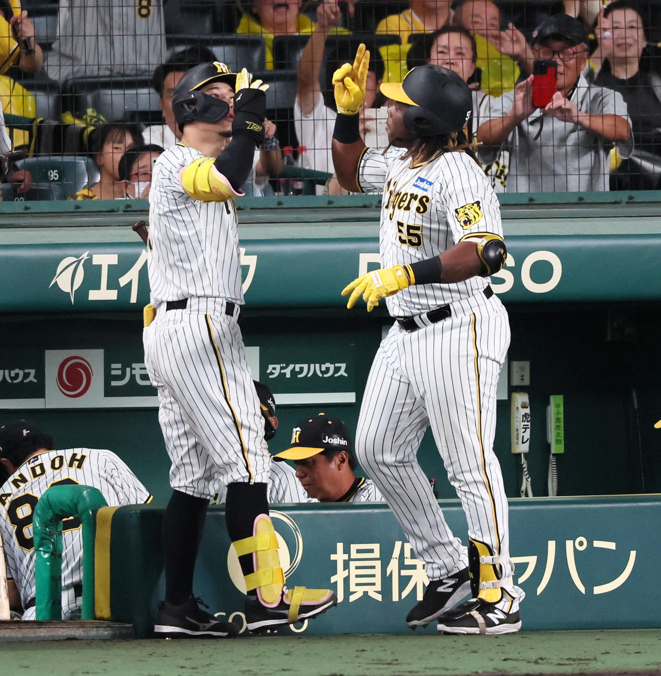 阪神対巨人　9回裏阪神無死、代打ミエセスは中越えソロ本塁打を放ちベンチで佐藤輝（左）とポーズを決める（撮影・加藤哉）