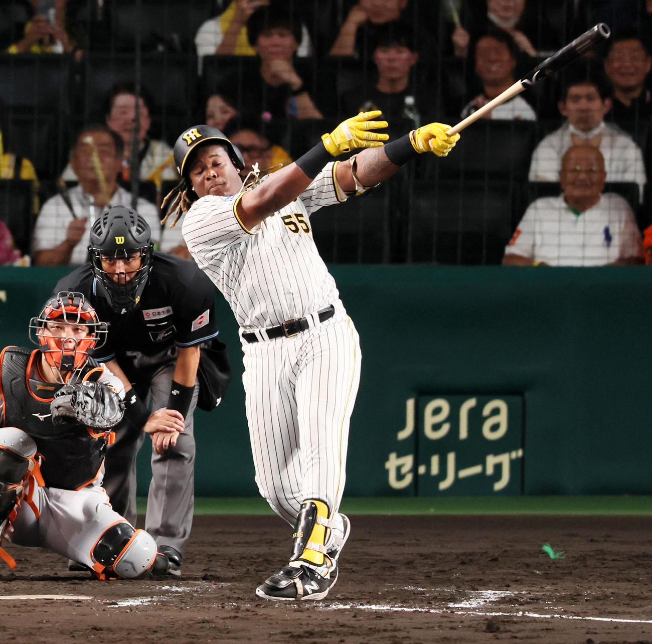 阪神対巨人　9回裏阪神無死、代打ミエセスは中越えソロ本塁打を放つ（撮影・加藤哉）