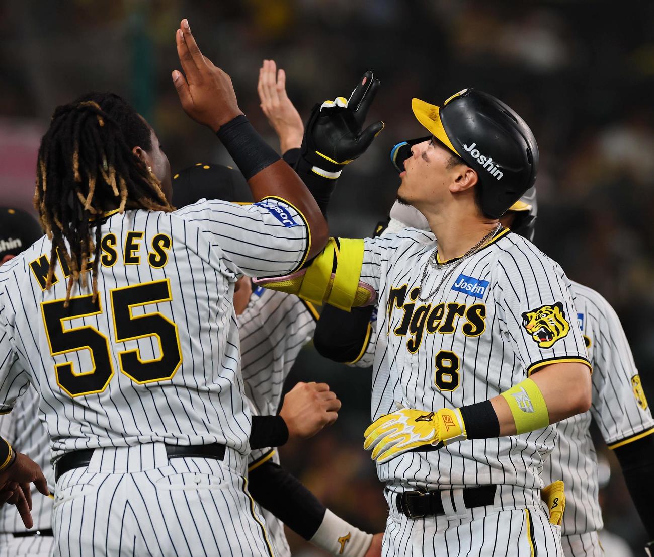 阪神対巨人　9回裏阪神無死二塁、右越え2点本塁打を放った佐藤輝（右）はミエセスとポーズを決める（撮影・上田博志）