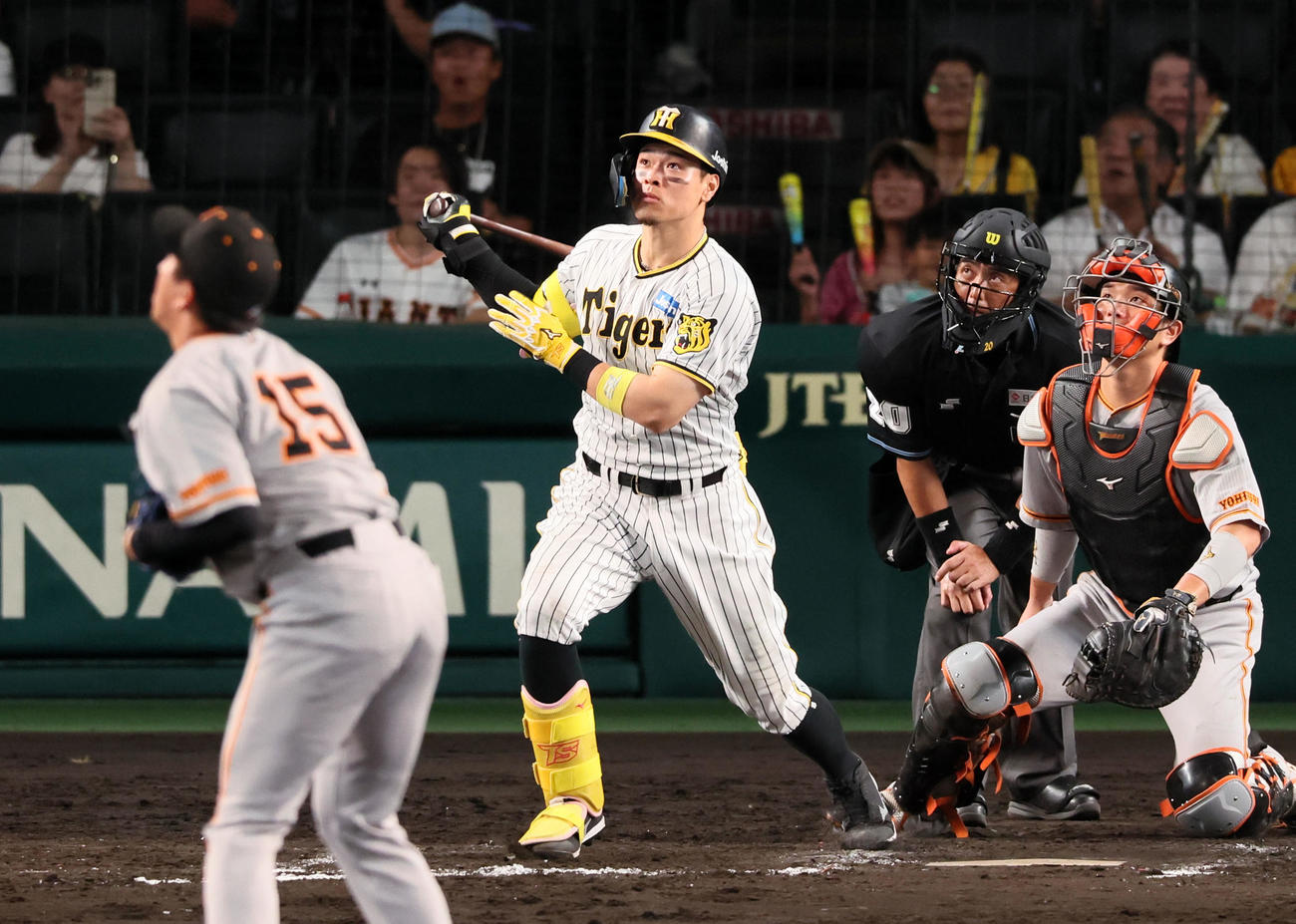 阪神対巨人　9回裏阪神無死二塁、佐藤輝は右越え2点本塁打を放つ。投手は大勢（撮影・加藤哉）