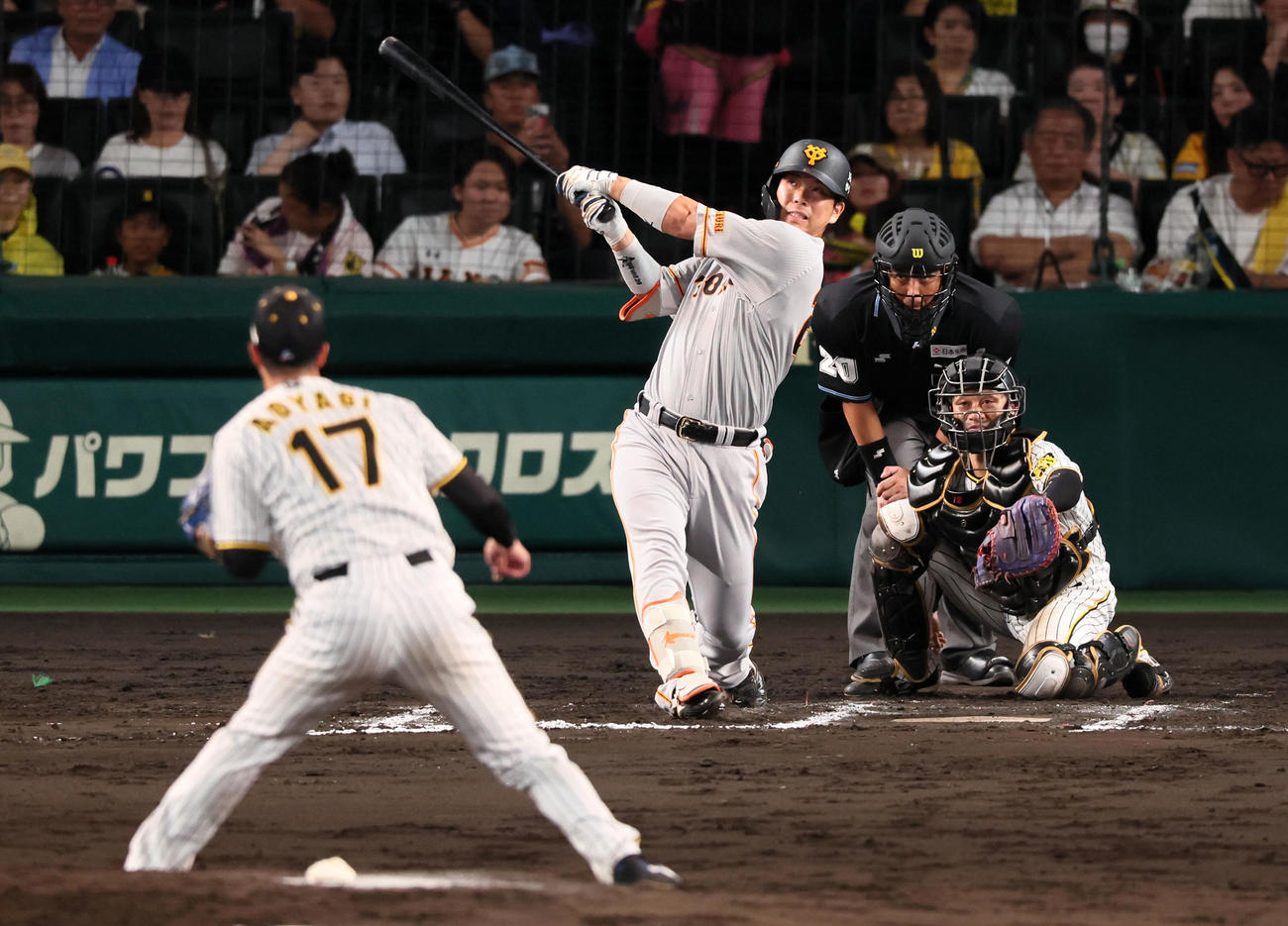阪神対巨人　6回表巨人2死満塁、代打大城卓は右越え満塁本塁打を放つ。投手は青柳（撮影・加藤哉）