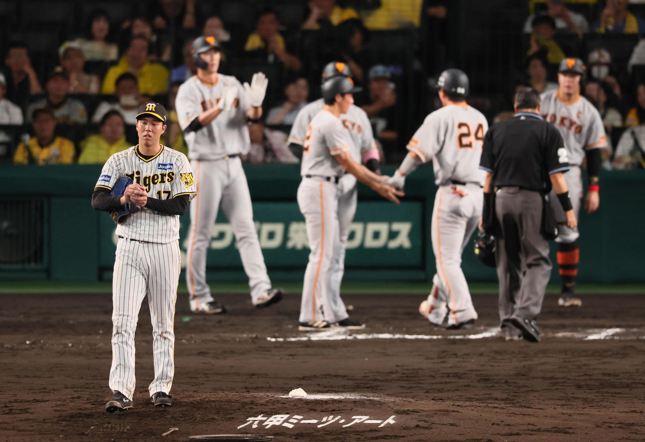 阪神対巨人　6回表巨人2死満塁、青柳は代打大城卓に右越え満塁本塁打を浴びる（撮影・加藤哉）