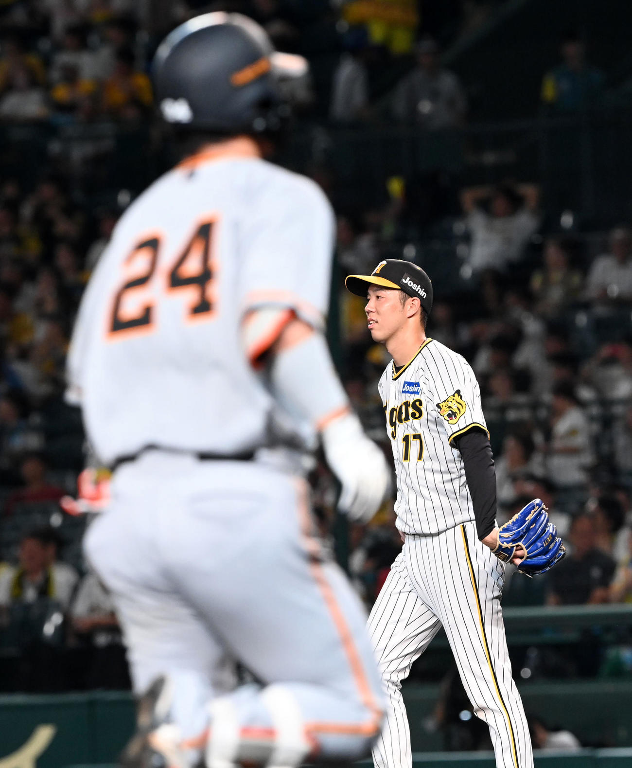 阪神対巨人　6回表巨人2死満塁、代打の大城卓に右越え満塁本塁打を打たれがっくりする青柳（撮影・前岡正明）