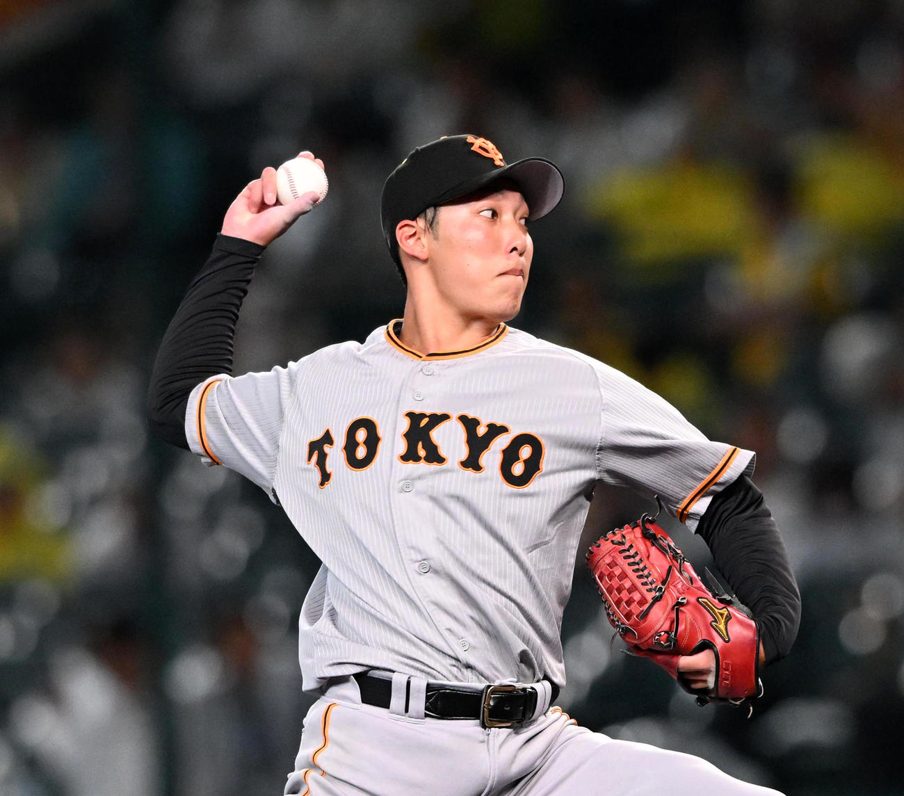 阪神対巨人　阪神打線を抑える好投をみせた巨人先発の赤星（撮影・前岡正明）