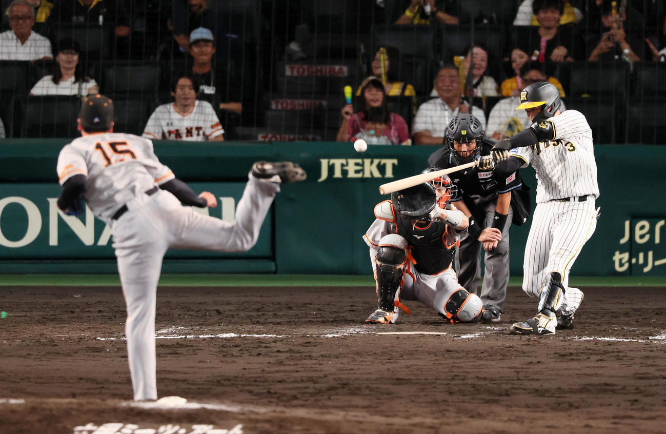 阪神対巨人　9回裏阪神無死、大山は右二塁打を放つ。投手は大勢（撮影・加藤哉）