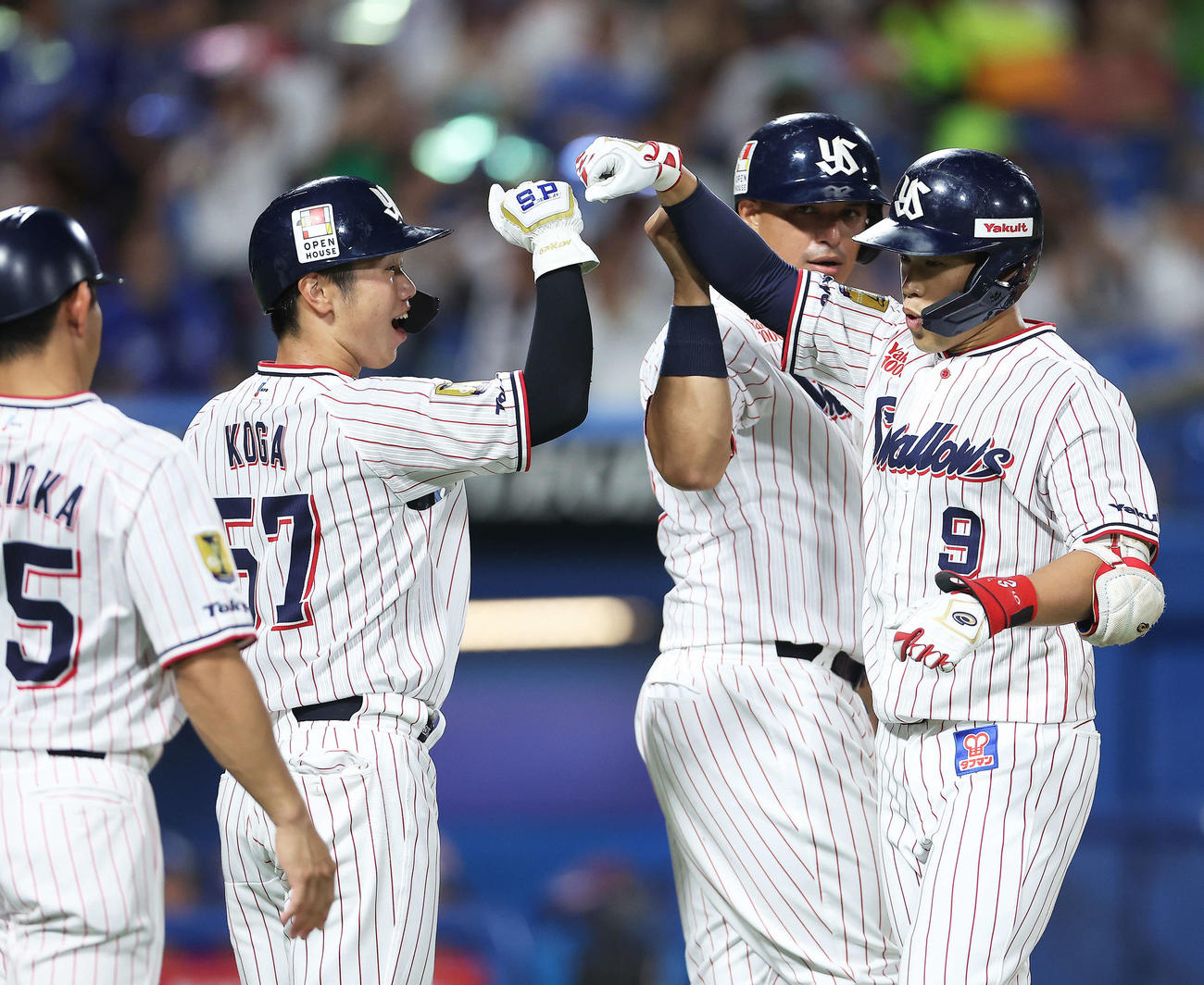 ヤクルト対中日　4回裏ヤクルト1死満塁、中越え満塁本塁打で生還し、チームメートに迎えられる塩見（右）（撮影・河田真司）