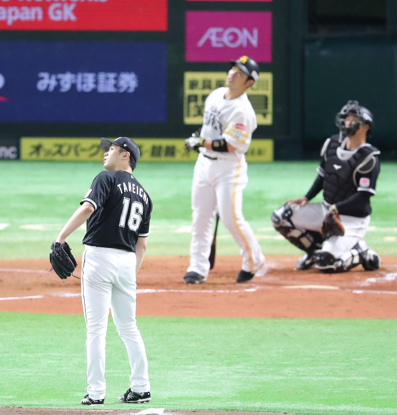 ソフトバンク対ロッテ　1回裏ソフトバンク無死二、三塁、近藤に右越え勝ち越しの3点本塁打を浴びた種市（撮影・梅根麻紀）