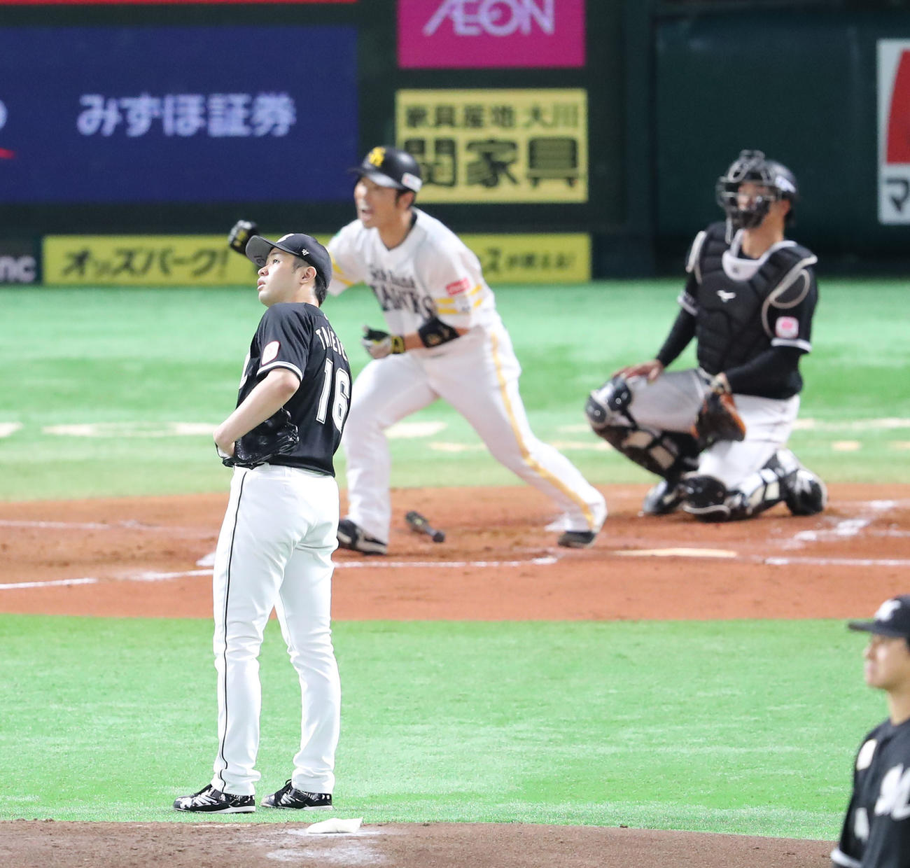 ソフトバンク対ロッテ　1回裏ソフトバンク無死二、三塁、近藤に右越え勝ち越しの3点本塁打を浴びた種市（撮影・梅根麻紀）