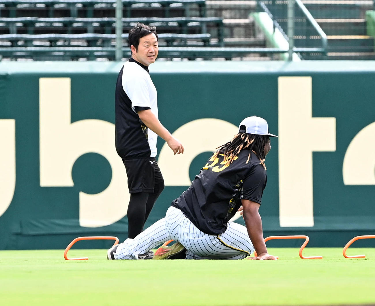 阪神対巨人　小幡とじゃんけんダッシュを行うミエセスですが転んじゃった（撮影・前岡正明）