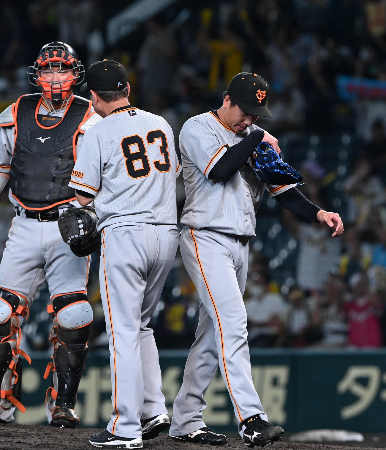 阪神対巨人　9回、2本の本塁打を打たれ交代する大勢（右）。左は原監督（撮影・前岡正明）