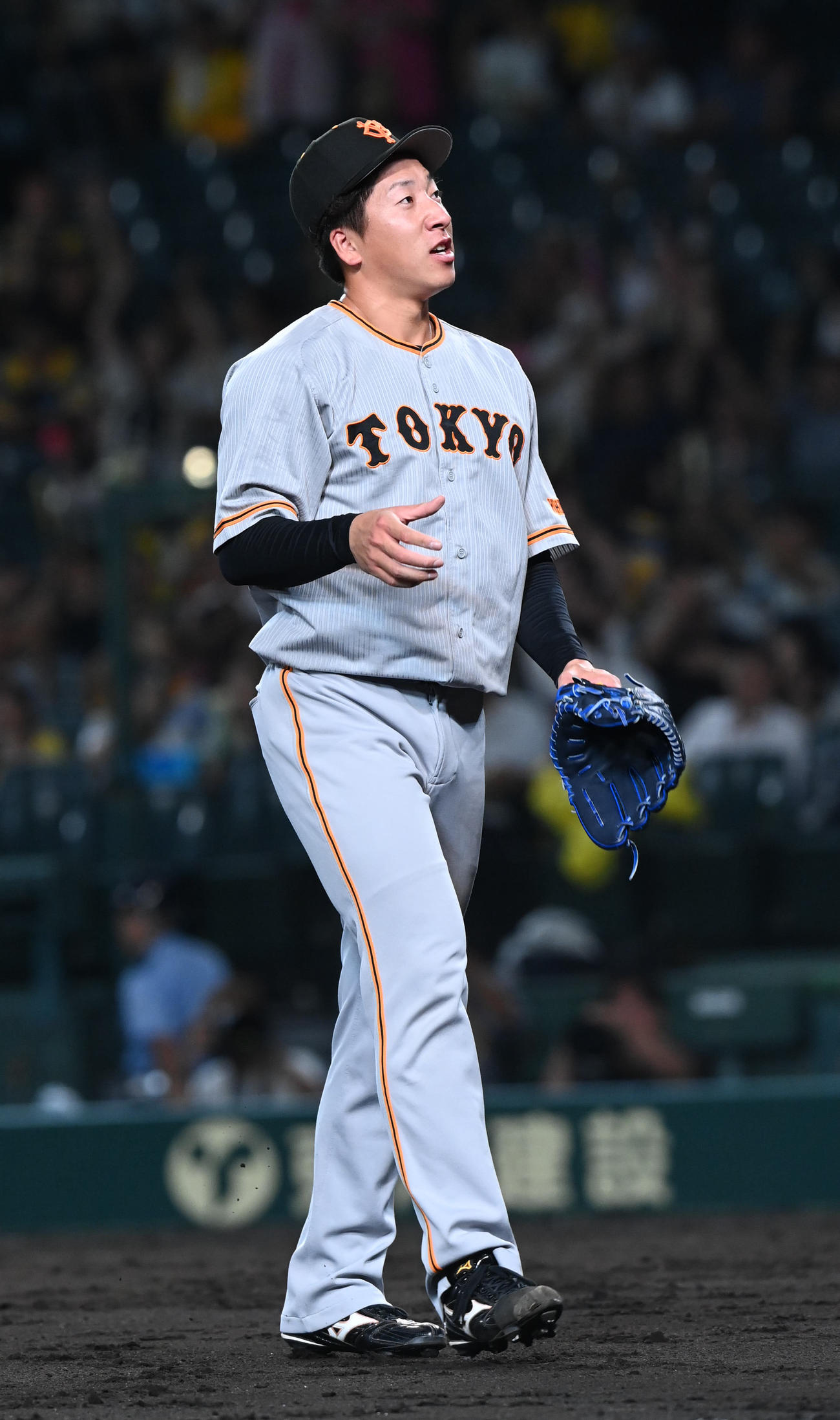阪神対巨人　9回、2本の本塁打を打たれ交代、がっくりとベンチに戻る大勢（撮影・前岡正明）